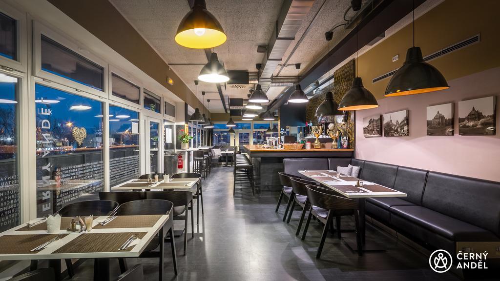 莫斯特 Cerny Andel酒店 外观 照片